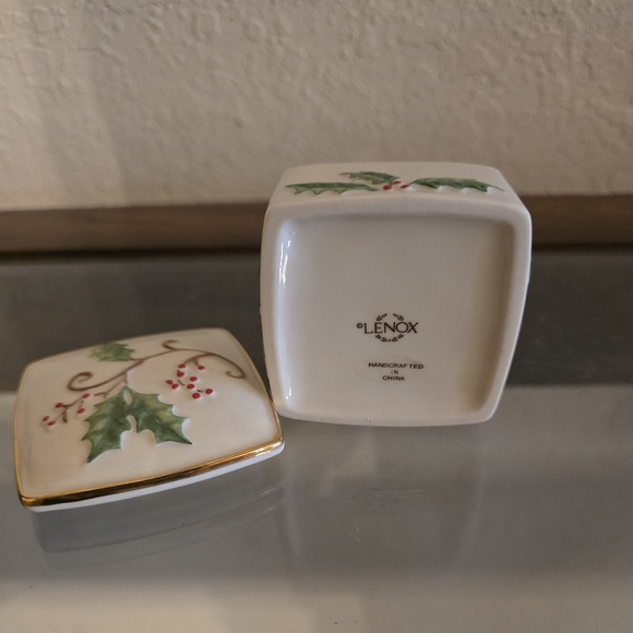 Lenox "Holiday" trinket/jewelry box - Picture 4 of 7